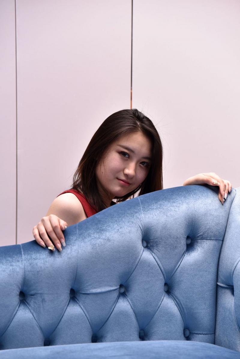 红裙妹子有股诱人的骚气