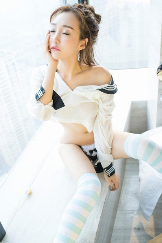 可爱学生妹制服秀白嫩身材