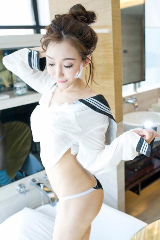 可爱学生妹制服秀白嫩身材