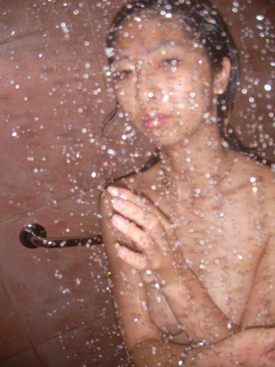 《台湾情侣泄密》大三美巨乳学妹和男友之间的嘿咻视频被渣男拿出来炫耀后曝光