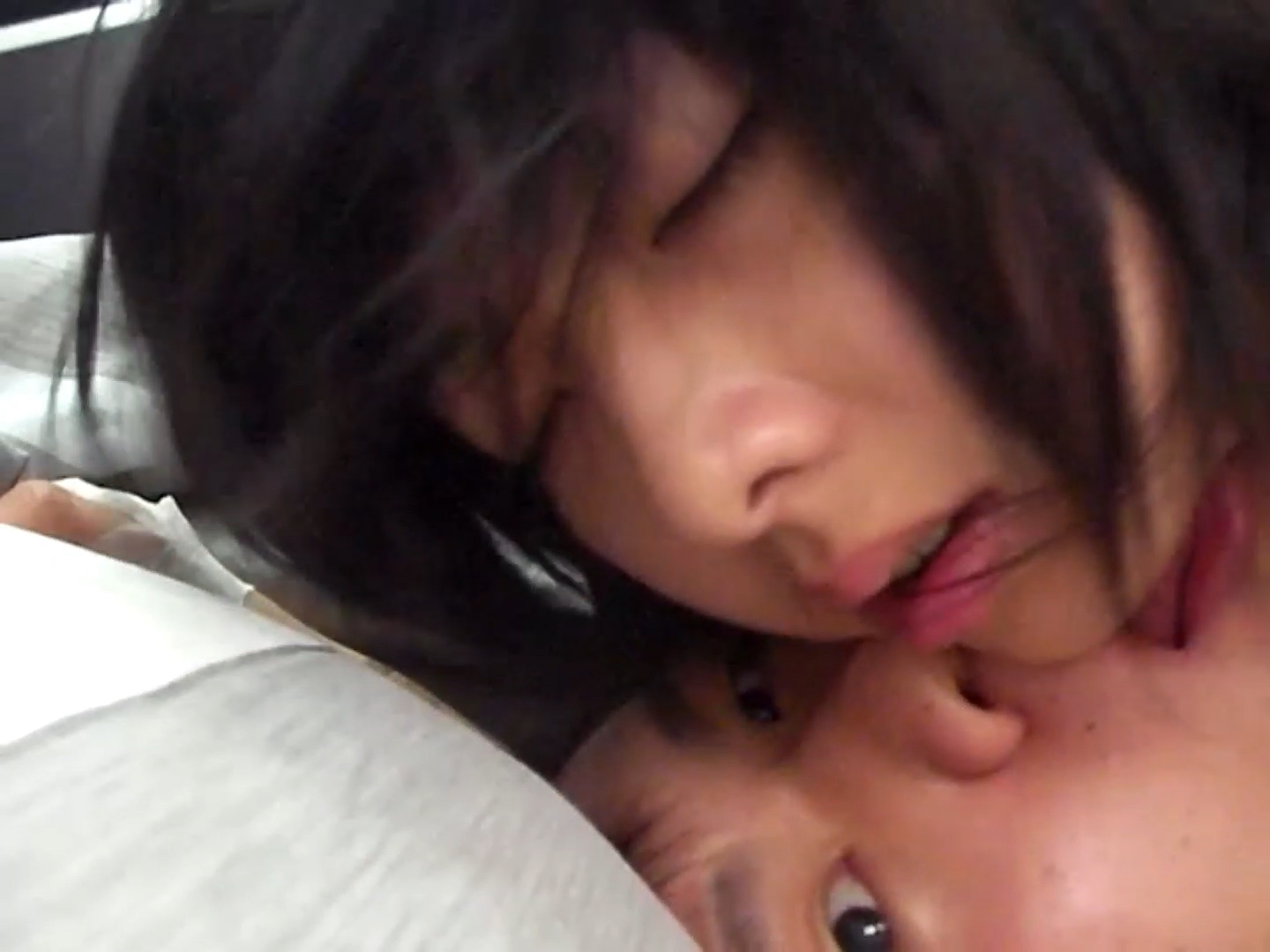 《台湾情侣泄密》大三美巨乳学妹和男友之间的嘿咻视频被渣男拿出来炫耀后曝光