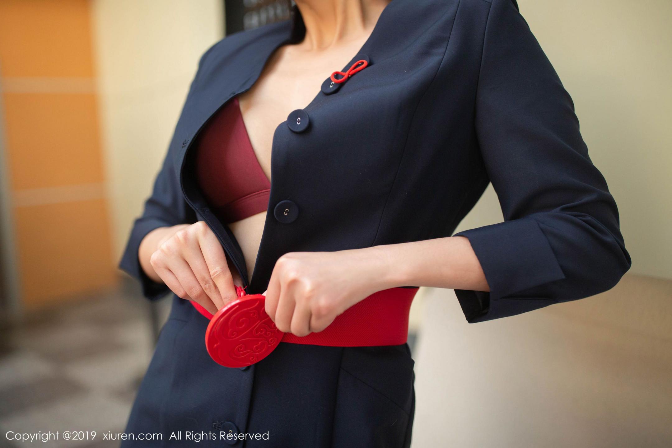 就是阿朱啊美腿丝袜办公室迈开腿汁水喷了一脸