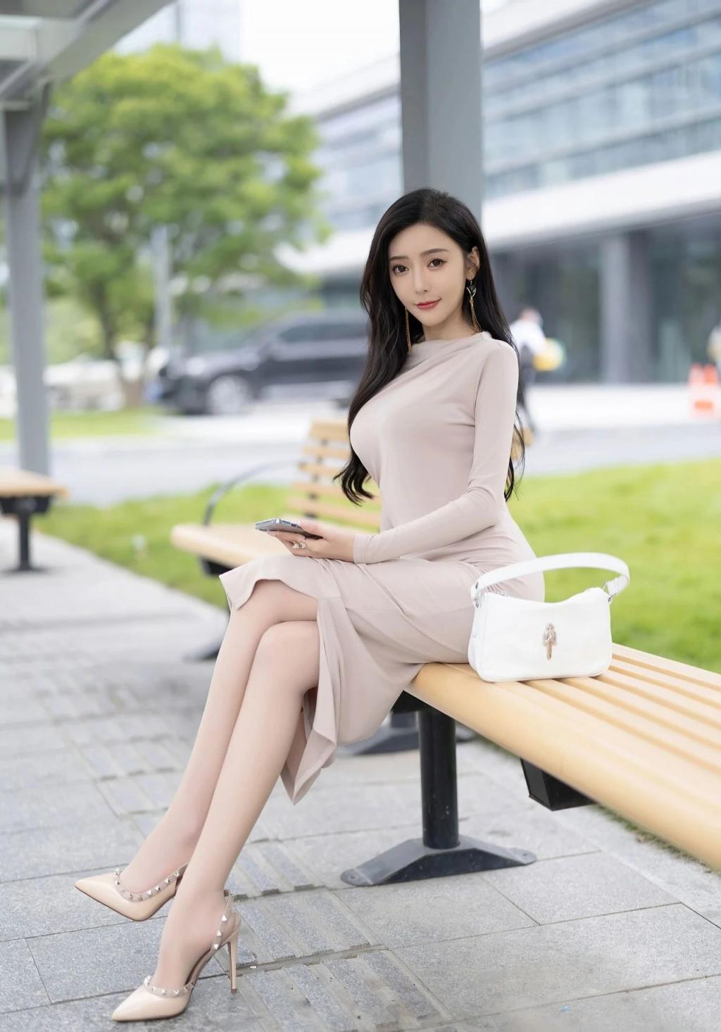 蜂腰大长腿，身材真好