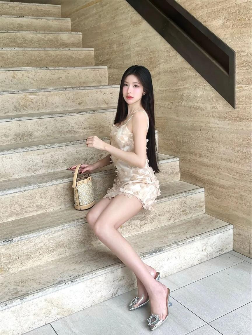 蜂腰大长腿，身材真好