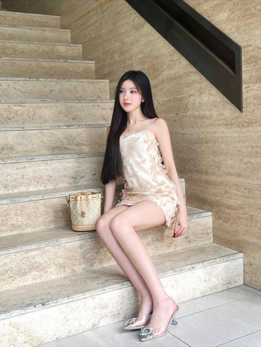 蜂腰大长腿，身材真好