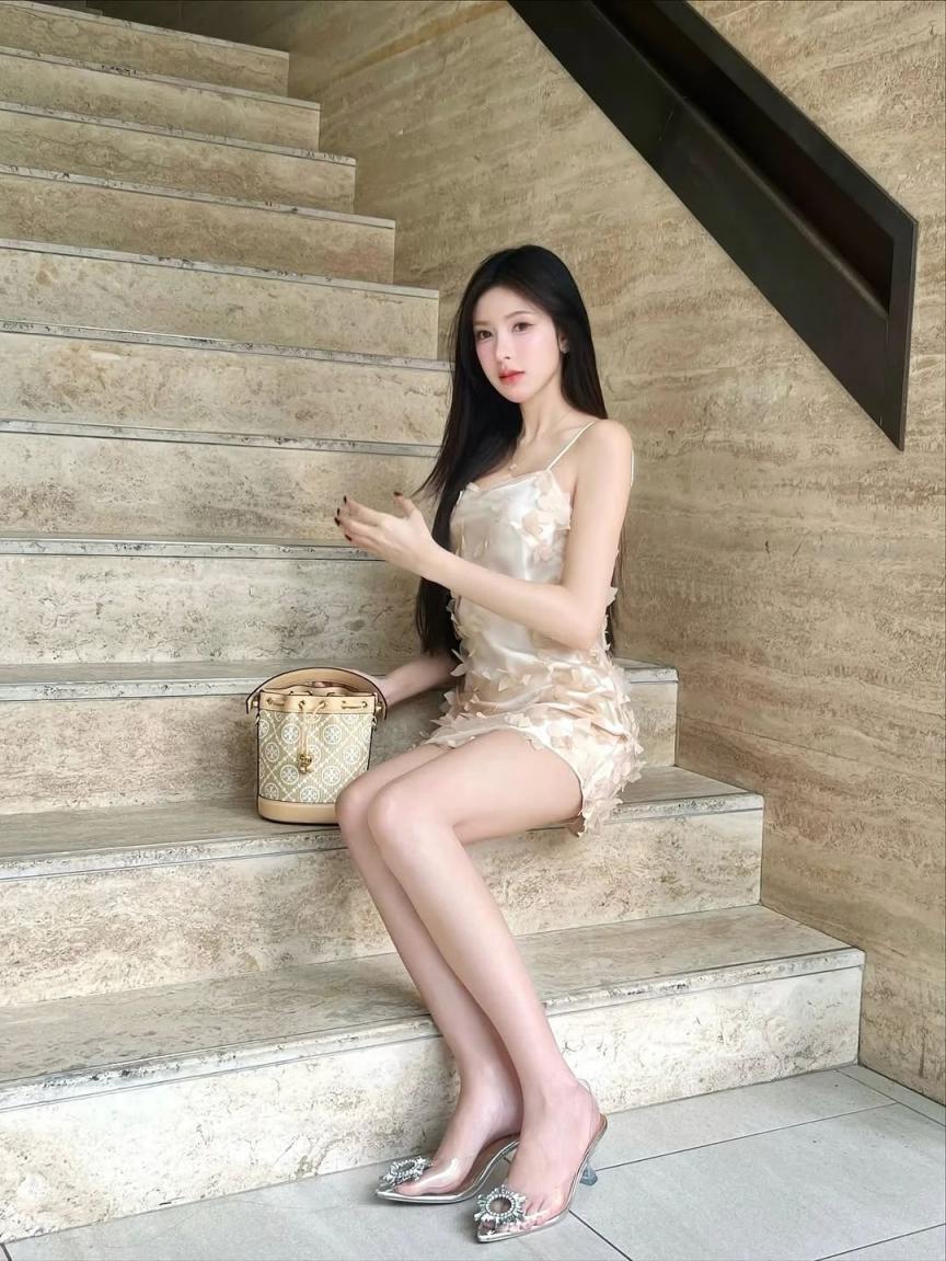 蜂腰大长腿，身材真好