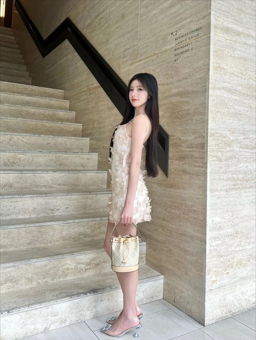 蜂腰大长腿，身材真好