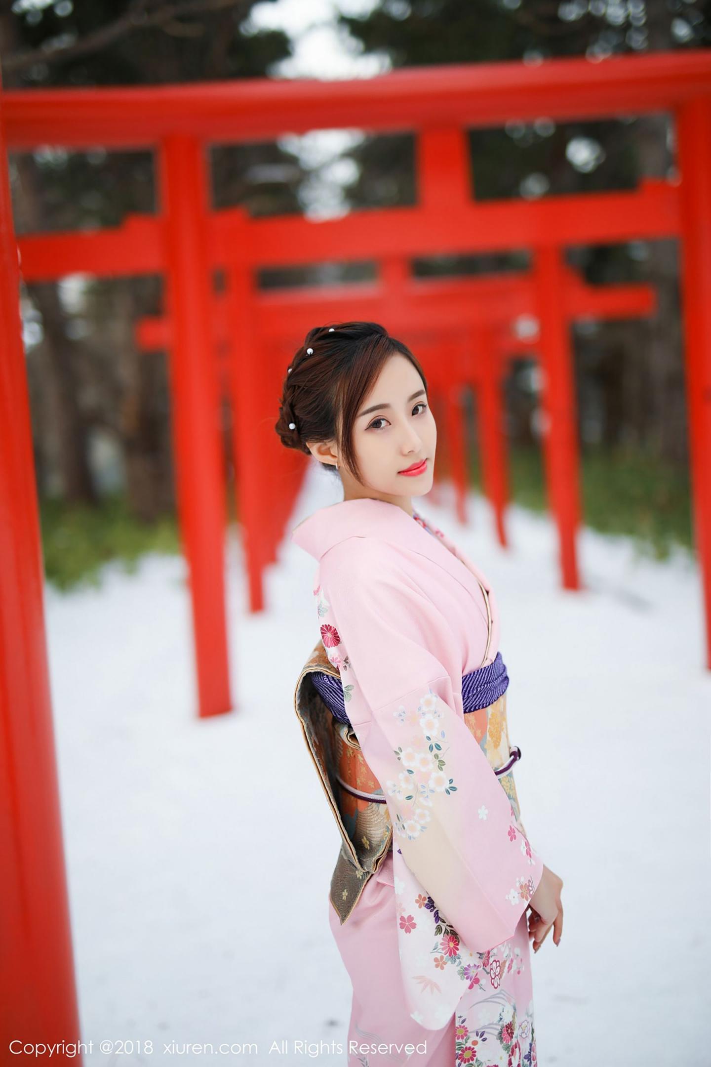 猫宝传统和服与粉色比基尼