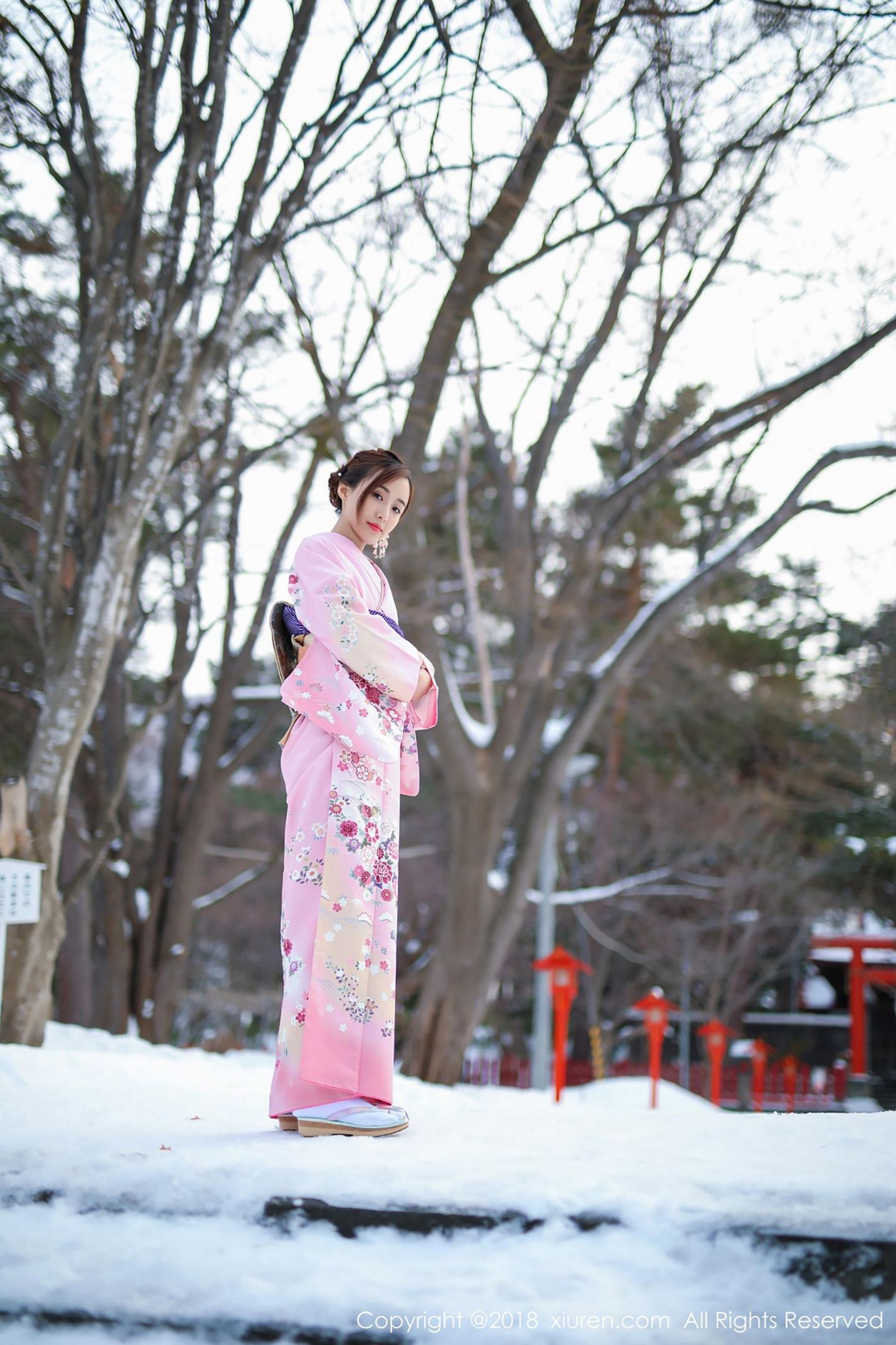 猫宝传统和服与粉色比基尼