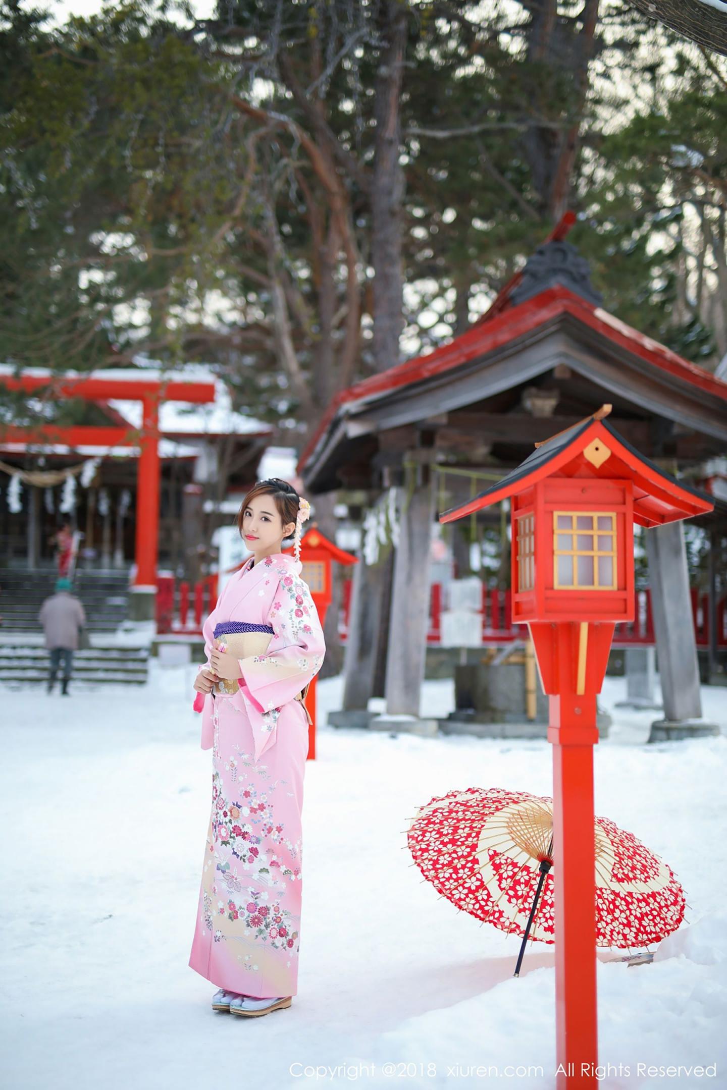 猫宝传统和服与粉色比基尼