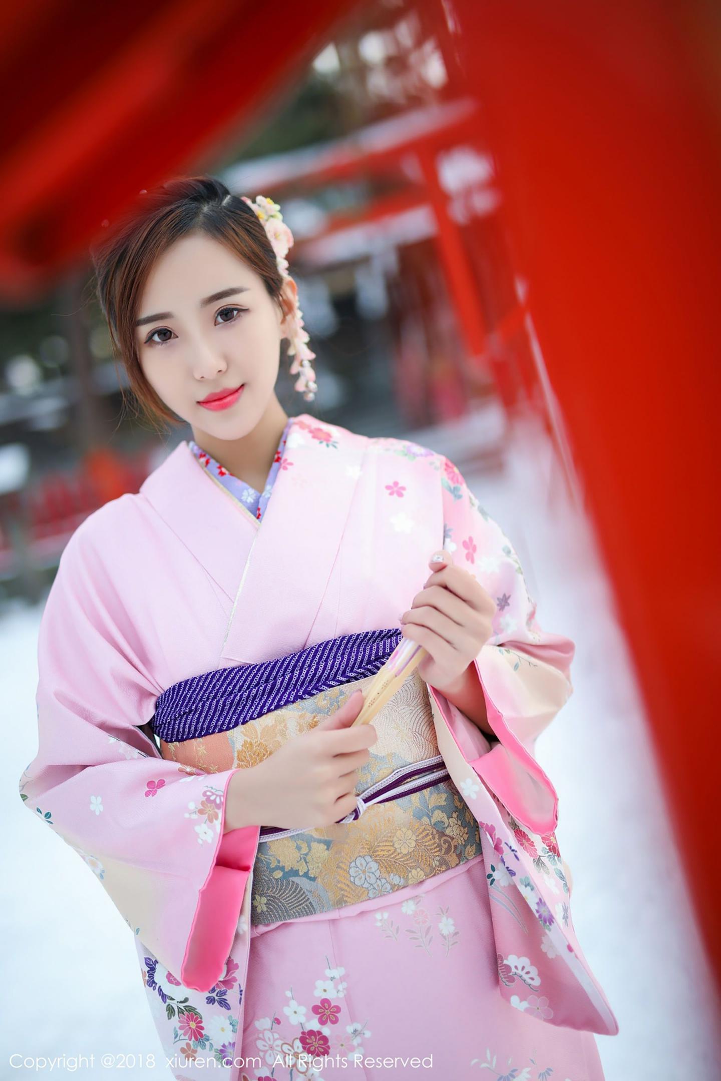 猫宝传统和服与粉色比基尼