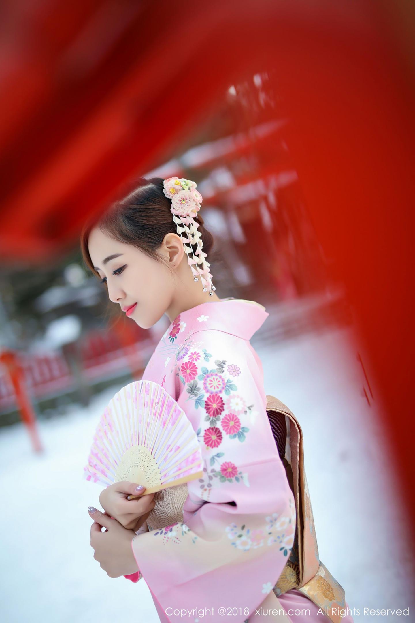 猫宝传统和服与粉色比基尼