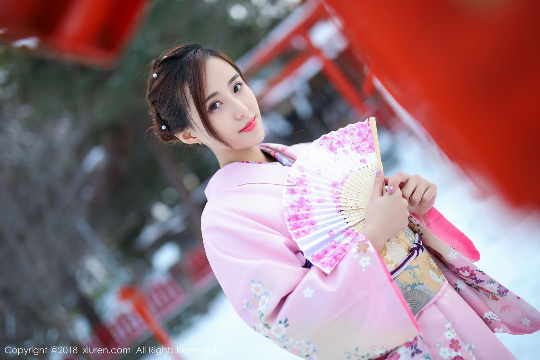 猫宝传统和服与粉色比基尼