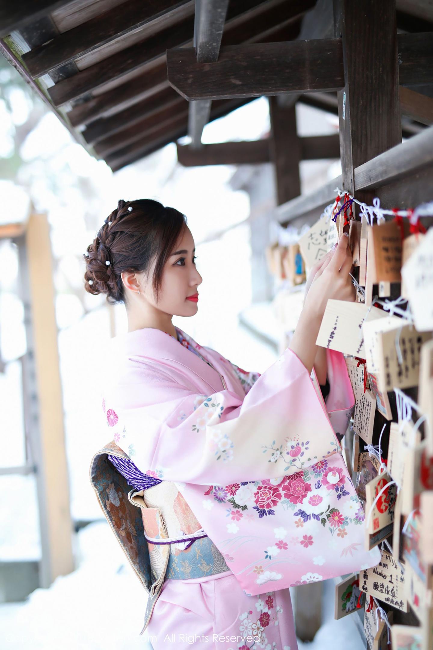 猫宝传统和服与粉色比基尼