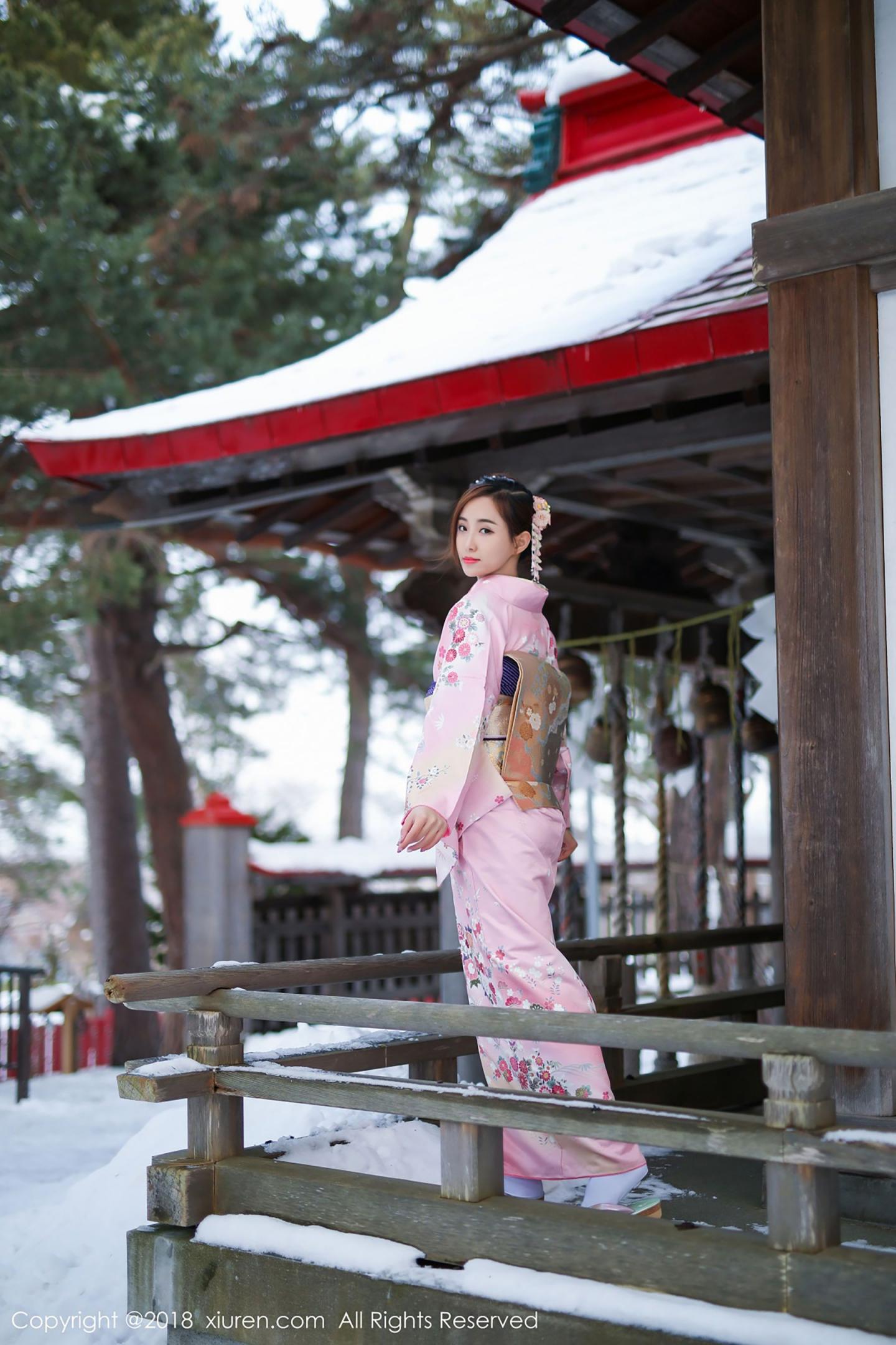 猫宝传统和服与粉色比基尼