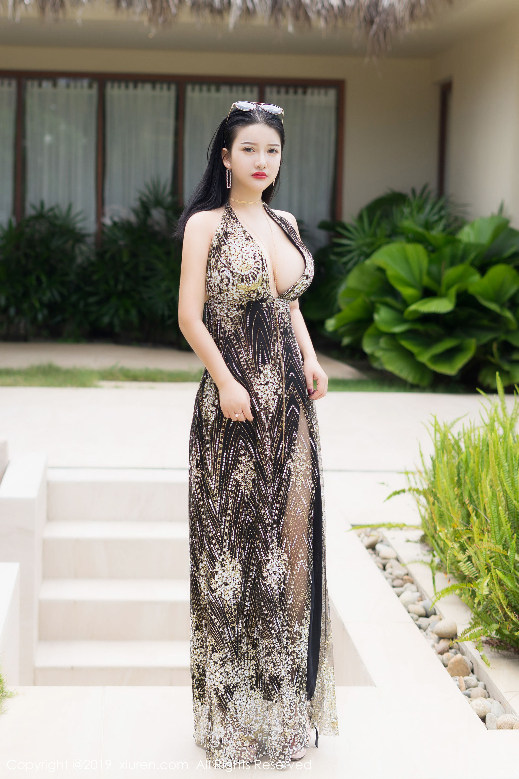 小尤奈户外泳池拍摄性感娇躯乍泄