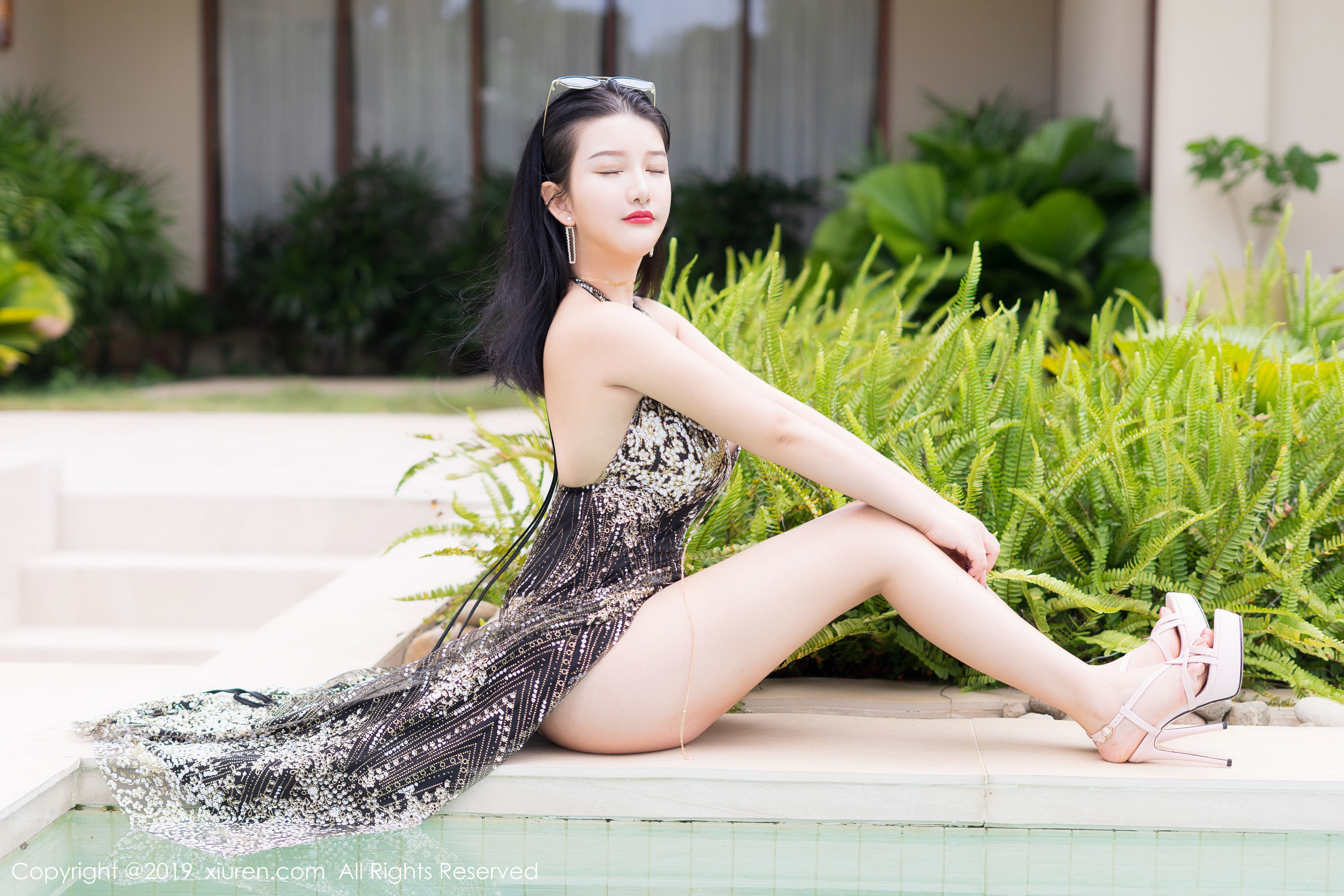 小尤奈户外泳池拍摄性感娇躯乍泄