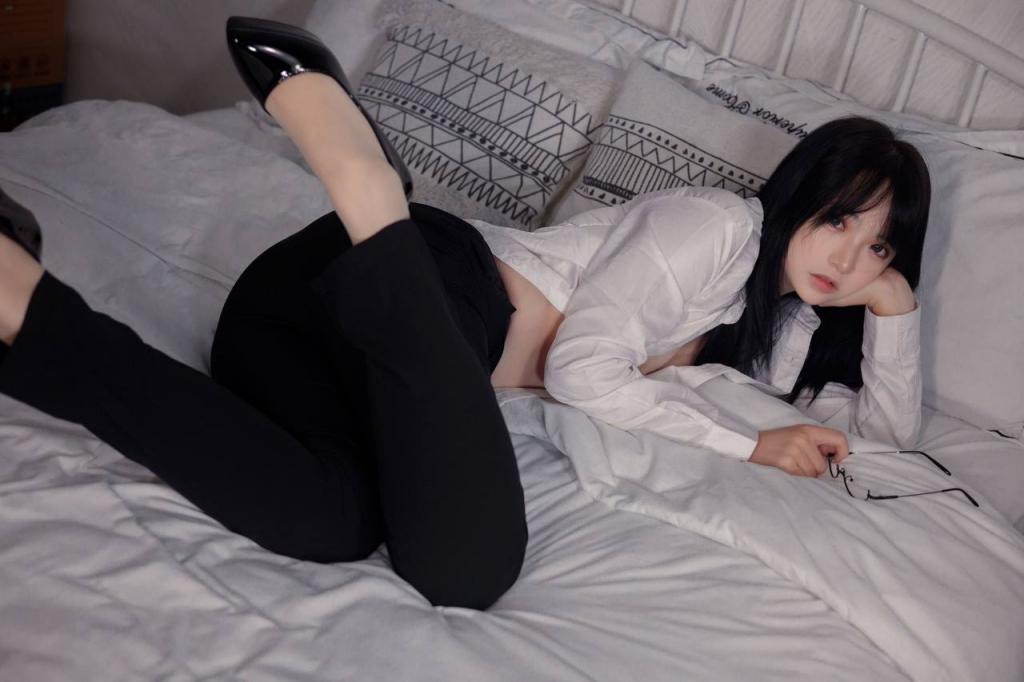 美腿丝袜眼镜反差