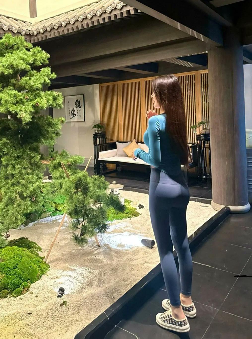 美丽动人的小姐姐[20251107]