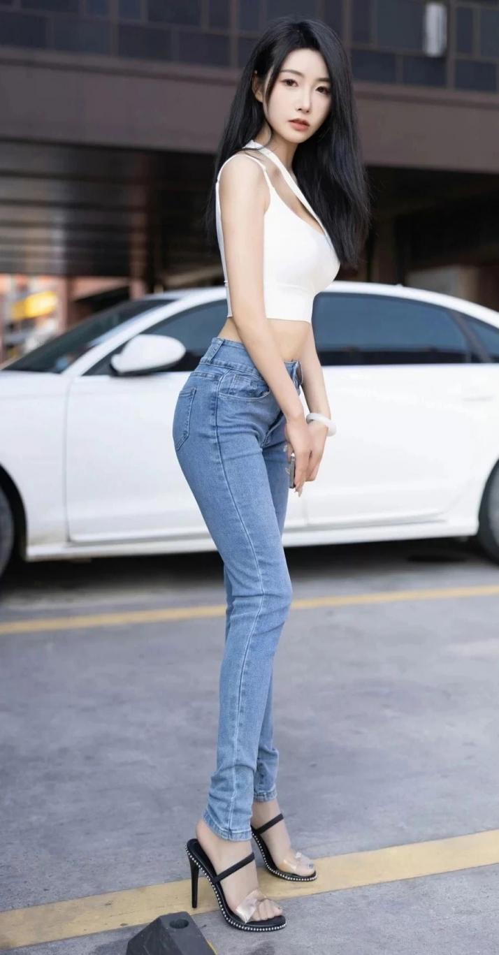 身材很棒的小姐姐