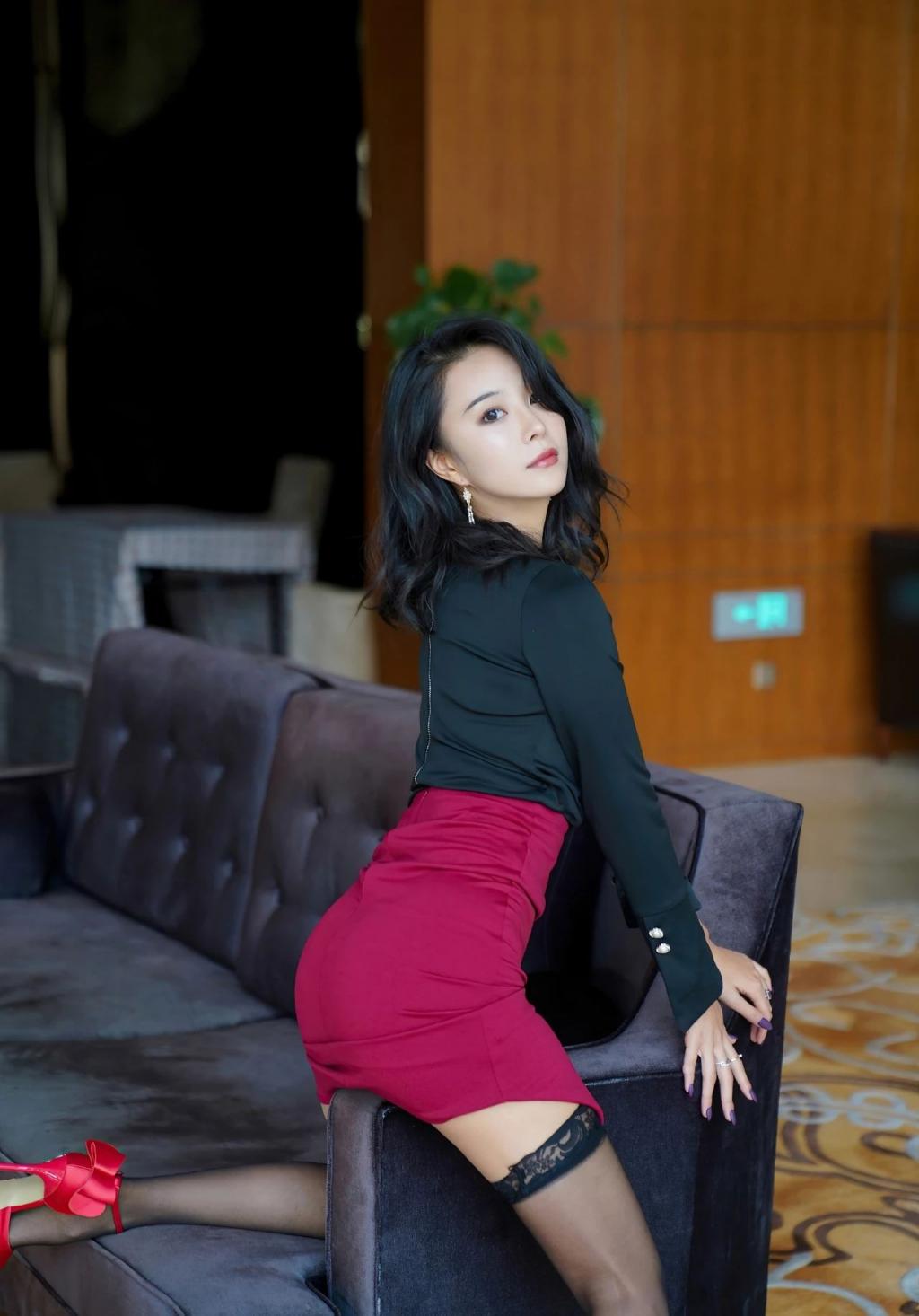 衬衫包臀裙高跟大长腿