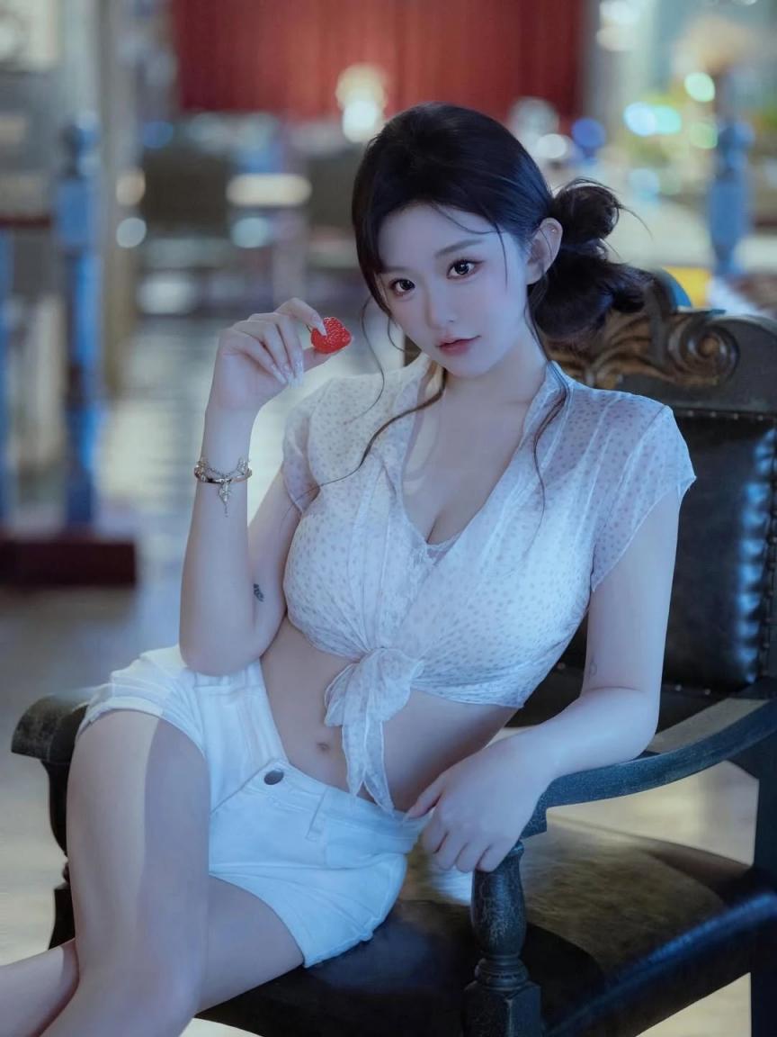 曼妙身材，蜂腰翘臀大长腿