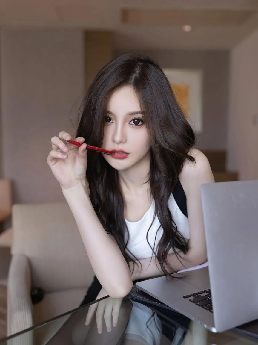 曼妙身材，蜂腰翘臀大长腿