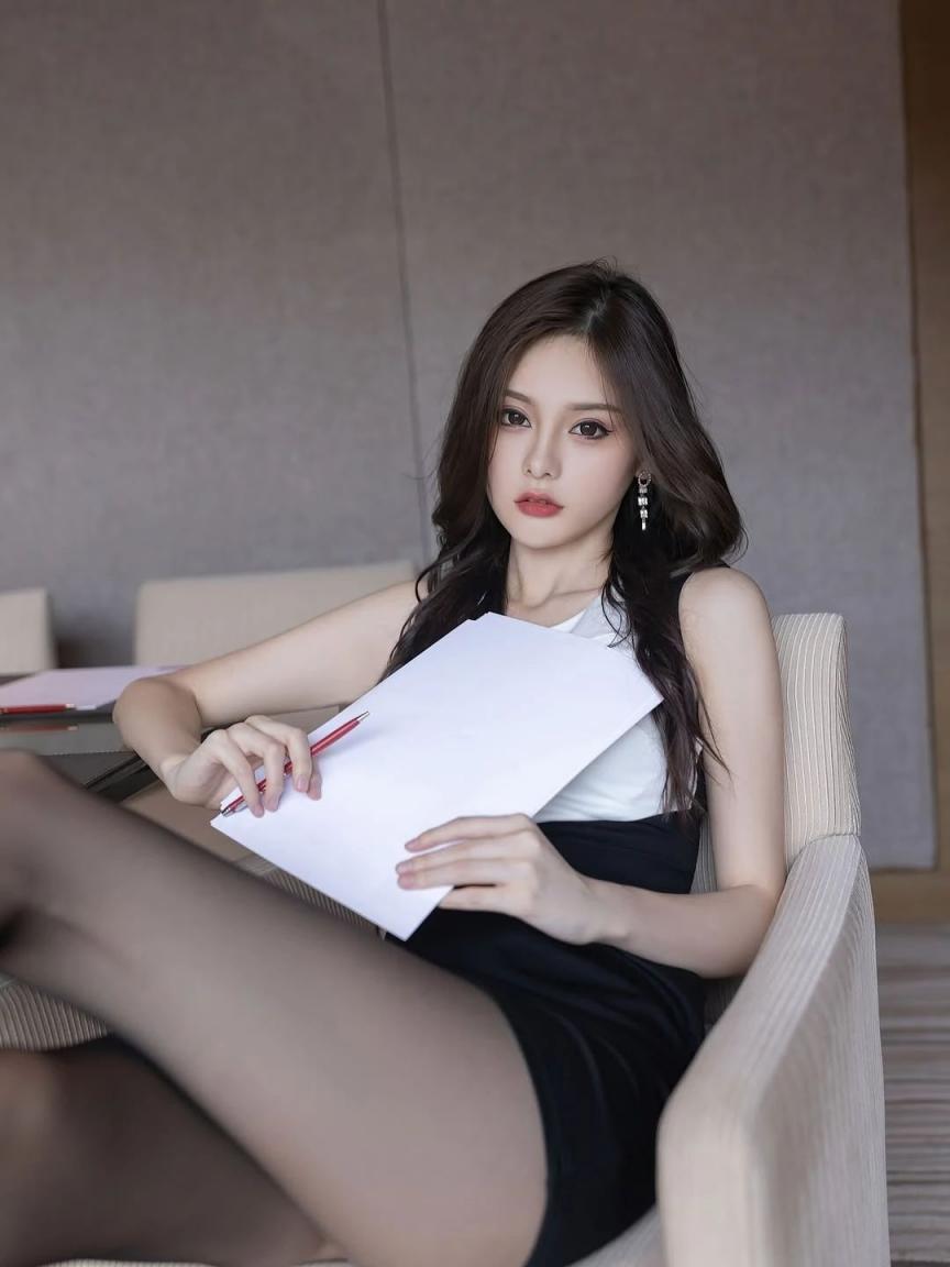 曼妙身材，蜂腰翘臀大长腿