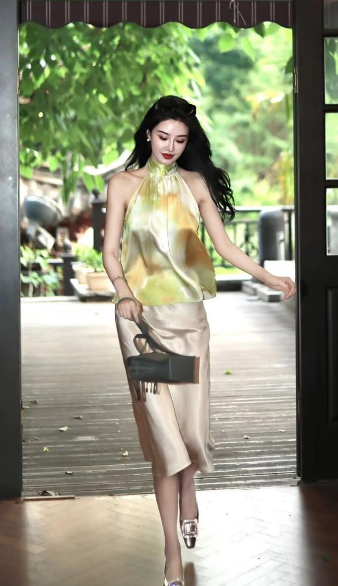 曼妙身材，蜂腰翘臀大长腿