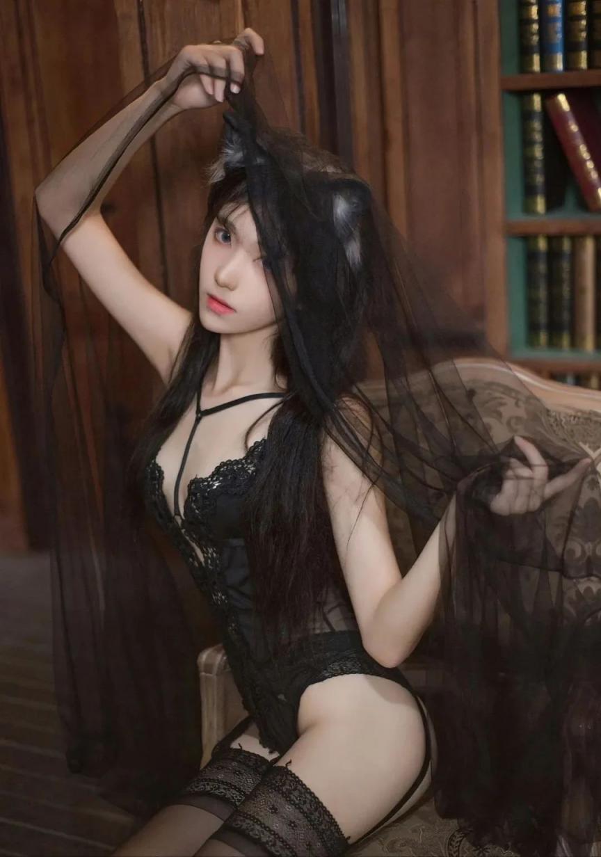 曼妙身材，蜂腰翘臀大长腿