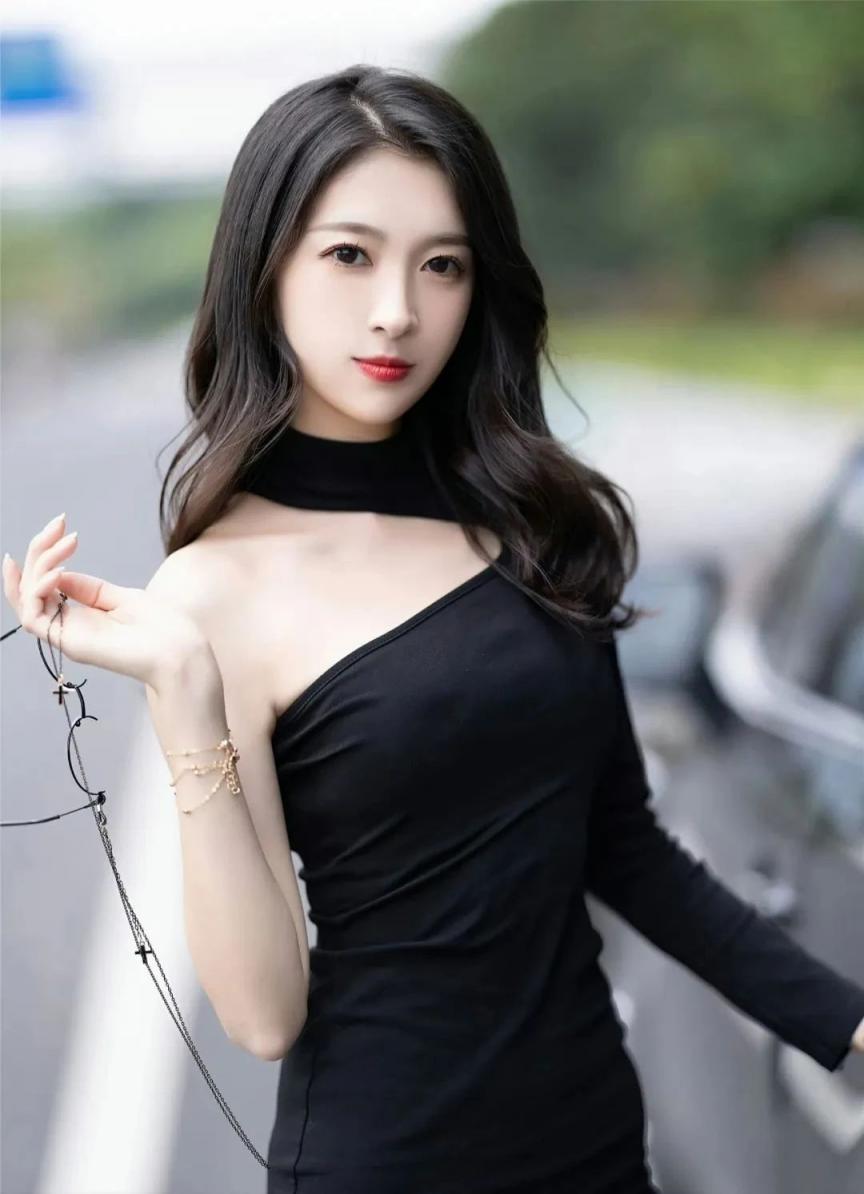 曼妙身材，蜂腰翘臀大长腿