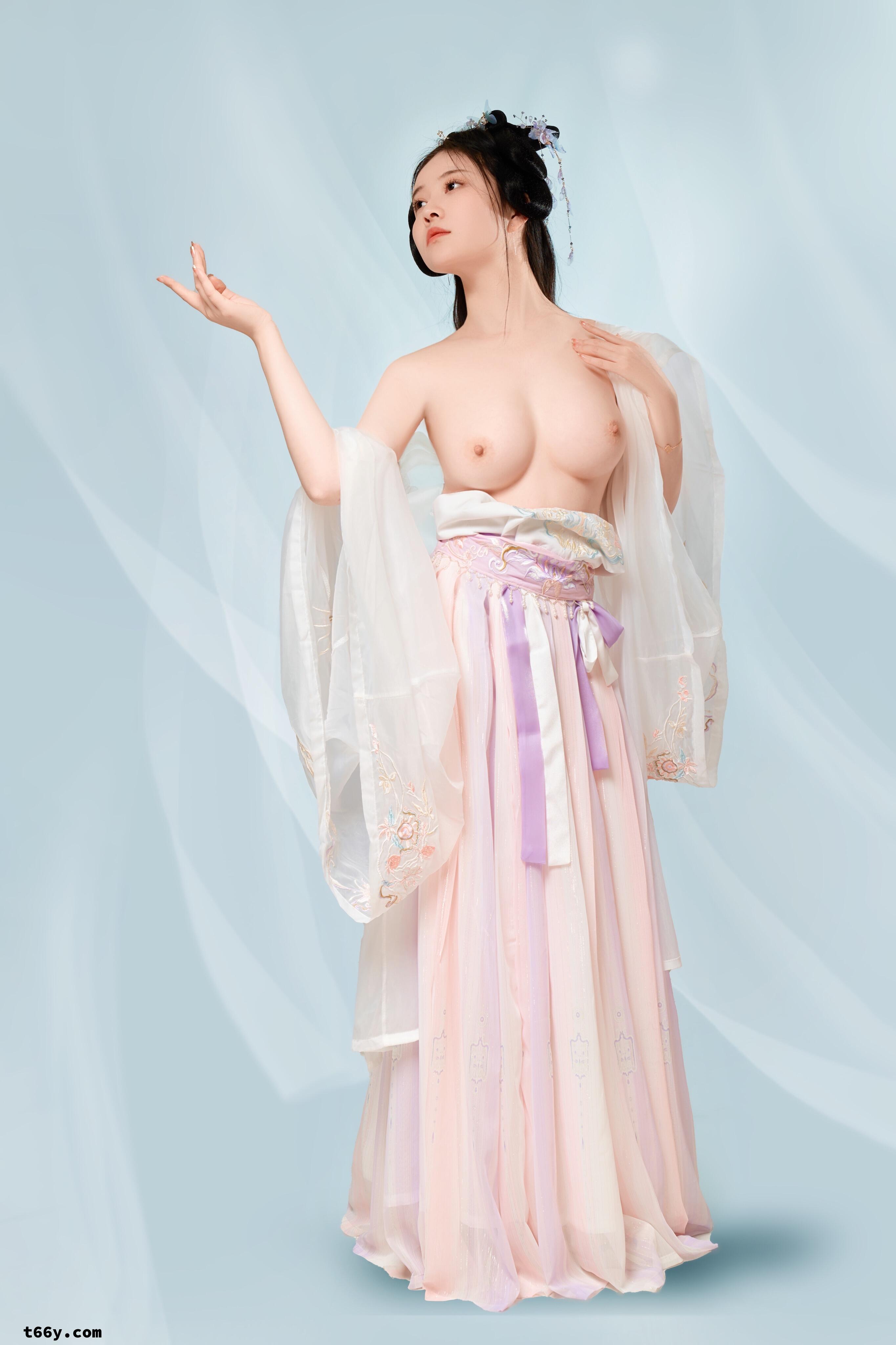 美少妇古装漏奶