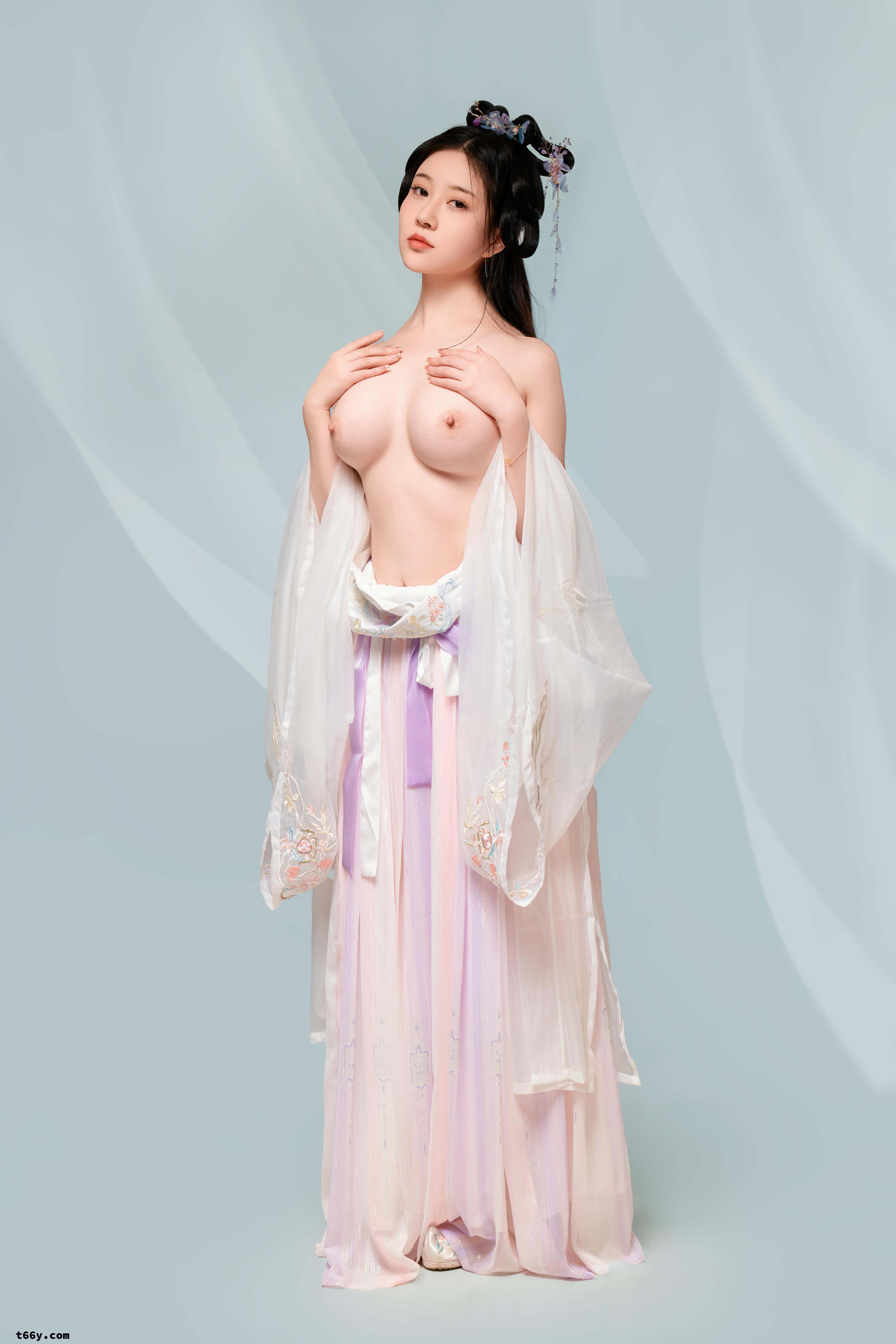 美少妇古装漏奶