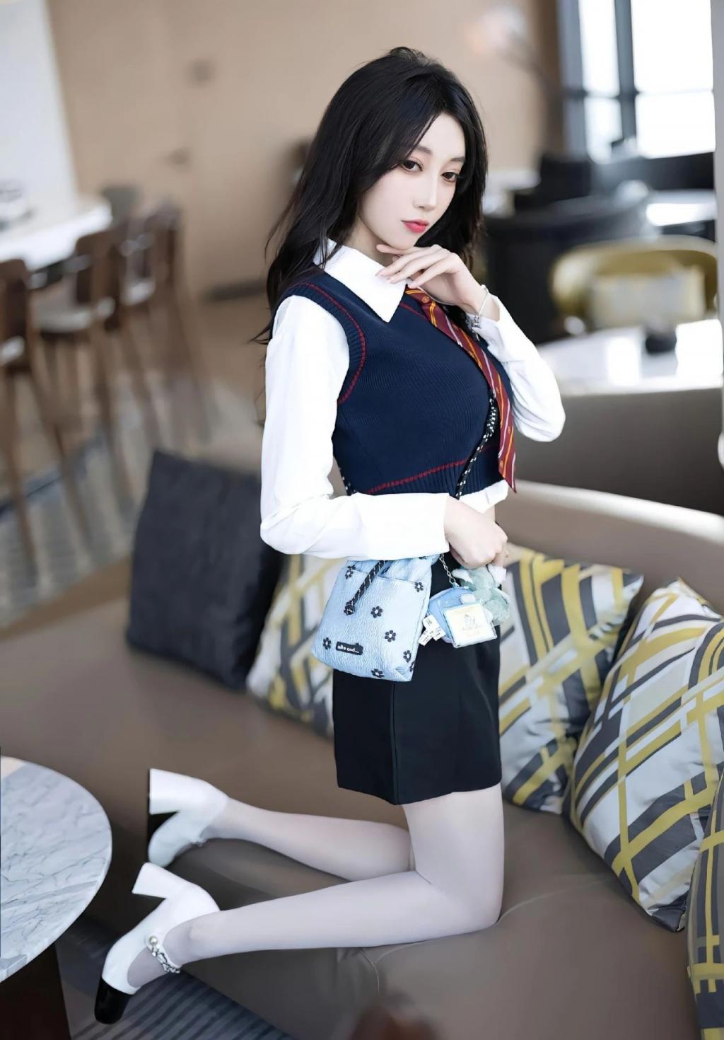 镂空包臀裙，黑丝大长腿