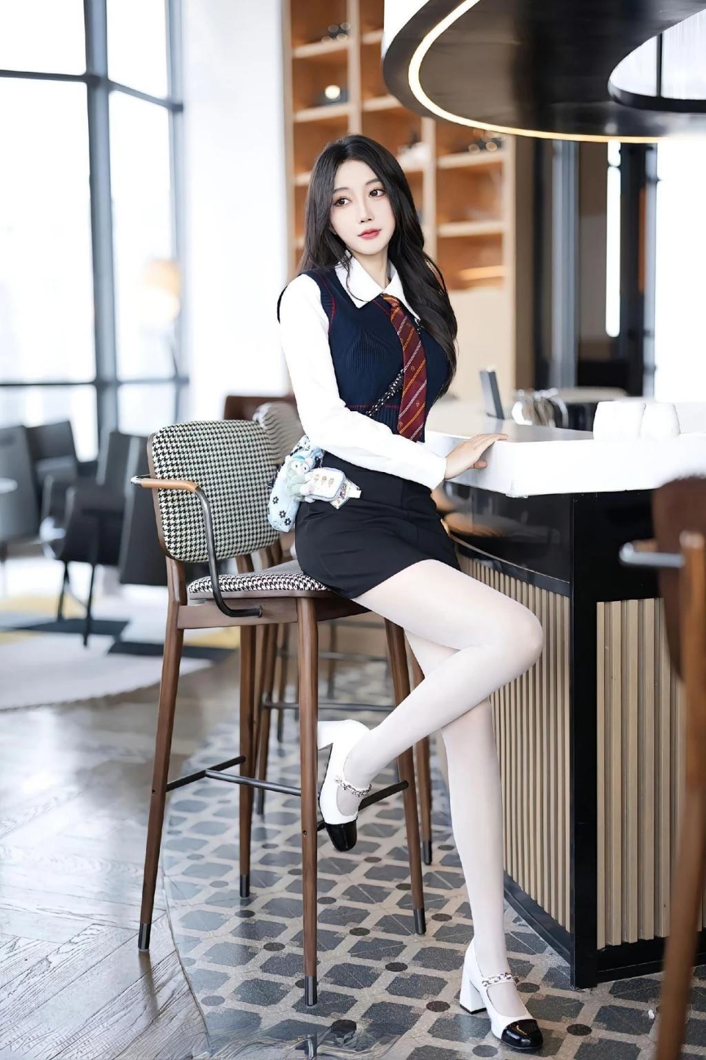 镂空包臀裙，黑丝大长腿