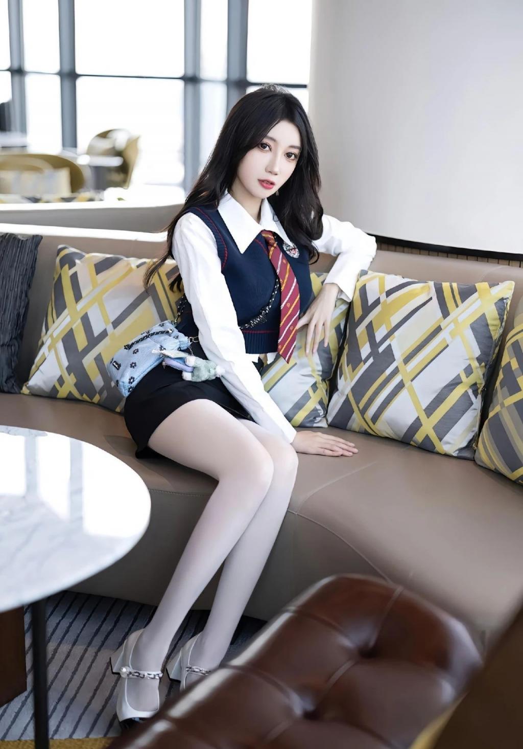 镂空包臀裙，黑丝大长腿