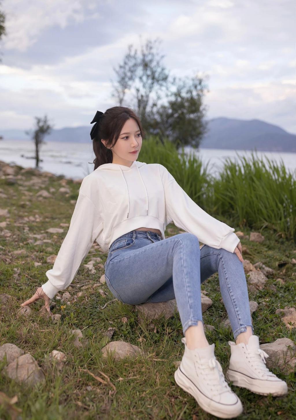 镂空包臀裙，黑丝大长腿