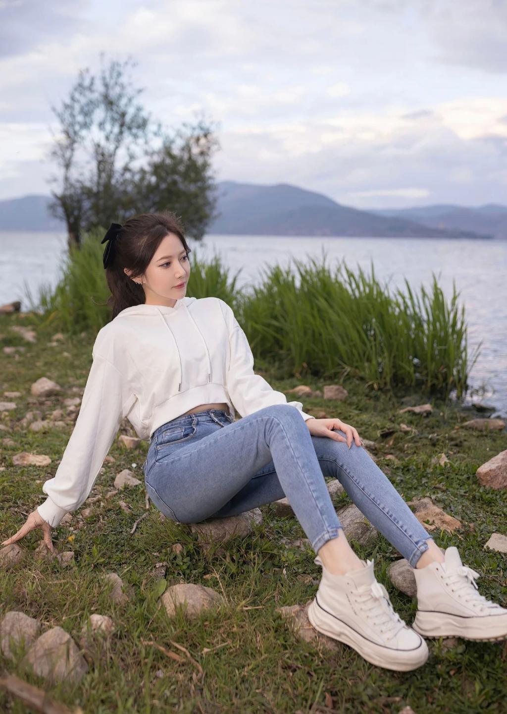 镂空包臀裙，黑丝大长腿