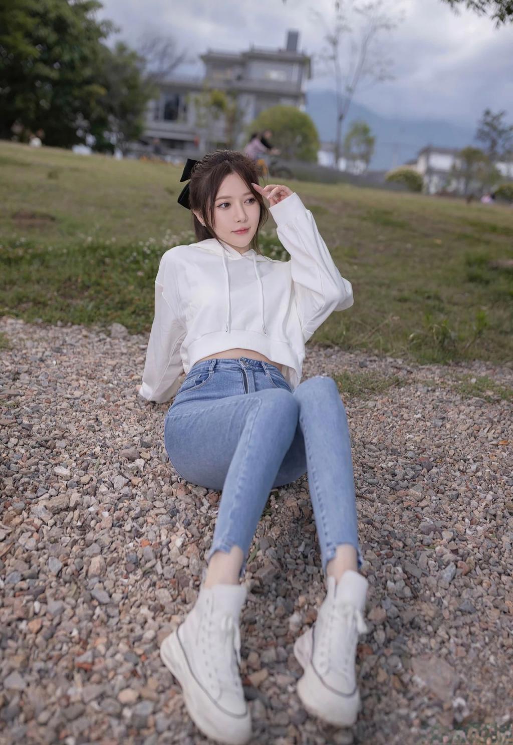 镂空包臀裙，黑丝大长腿