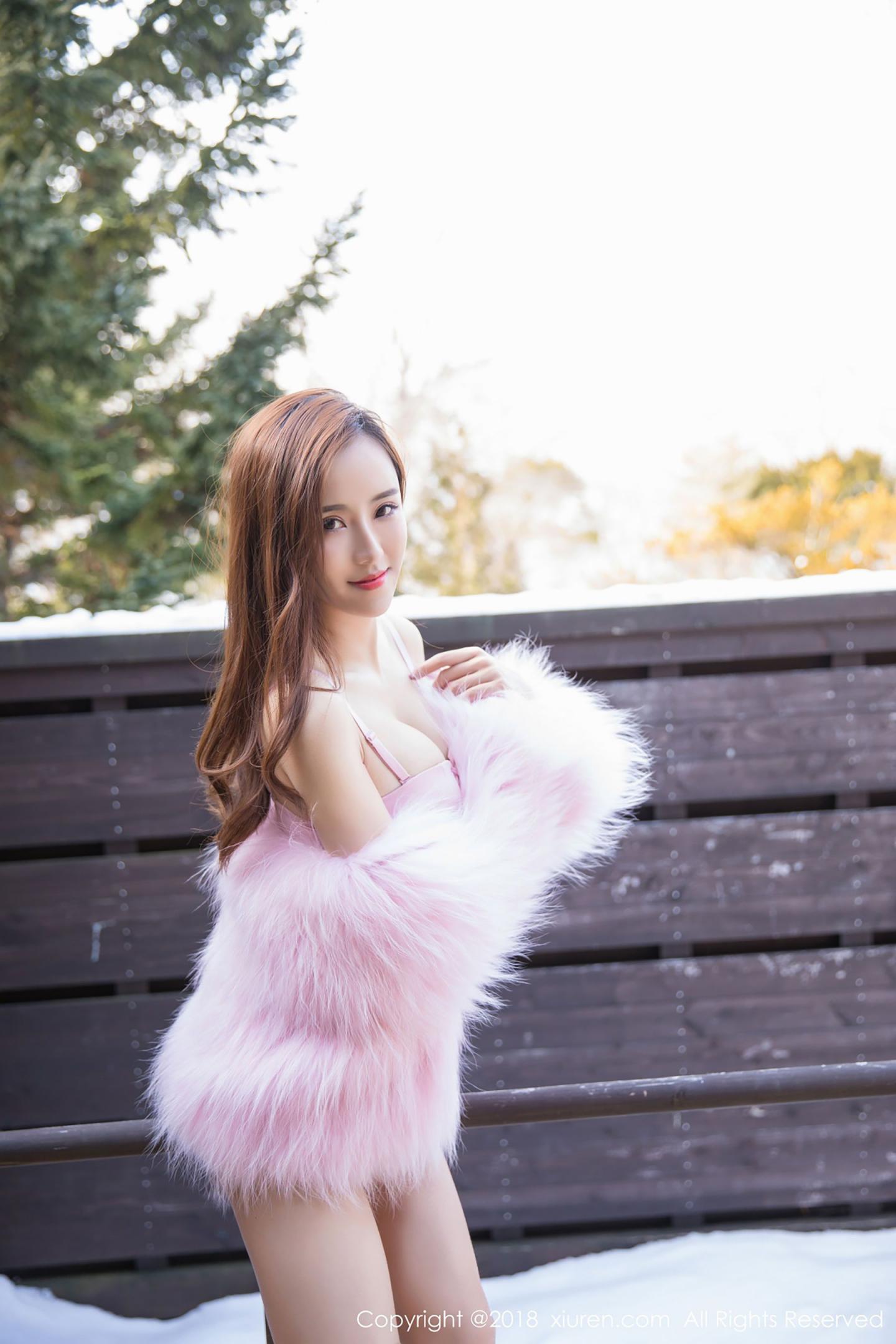 猫宝粉色比基尼诱惑迷人