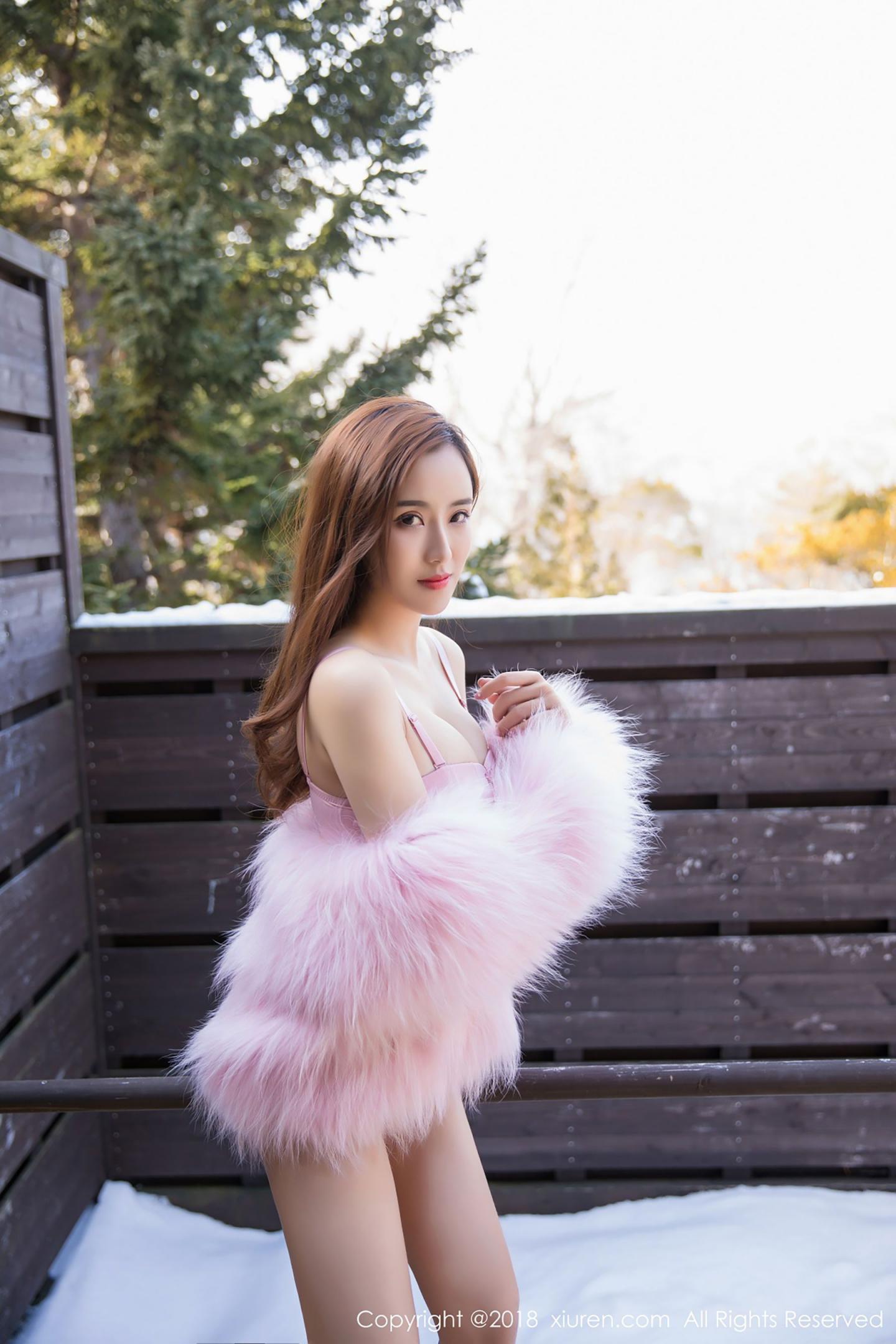 猫宝粉色比基尼诱惑迷人