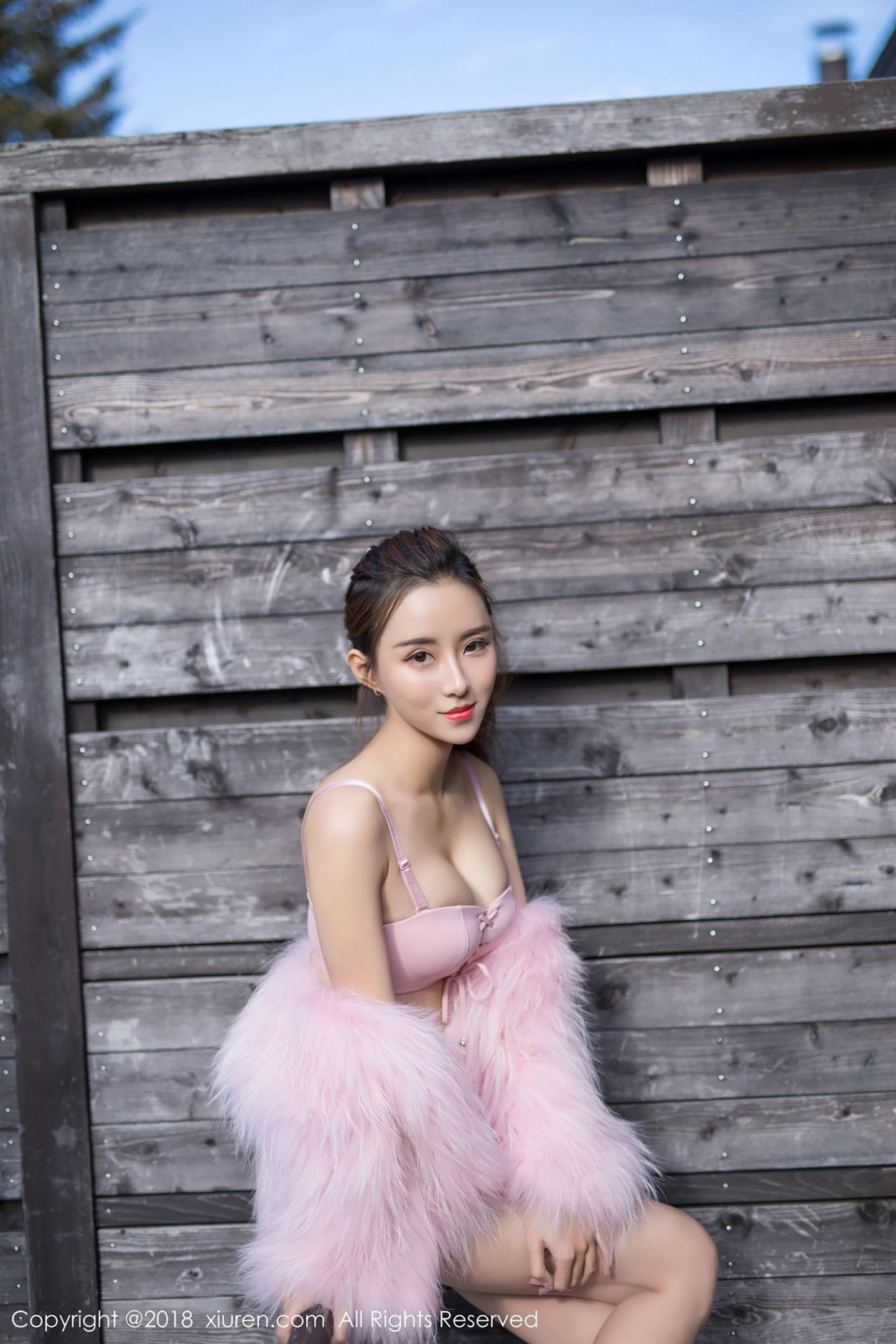 猫宝粉色比基尼诱惑迷人