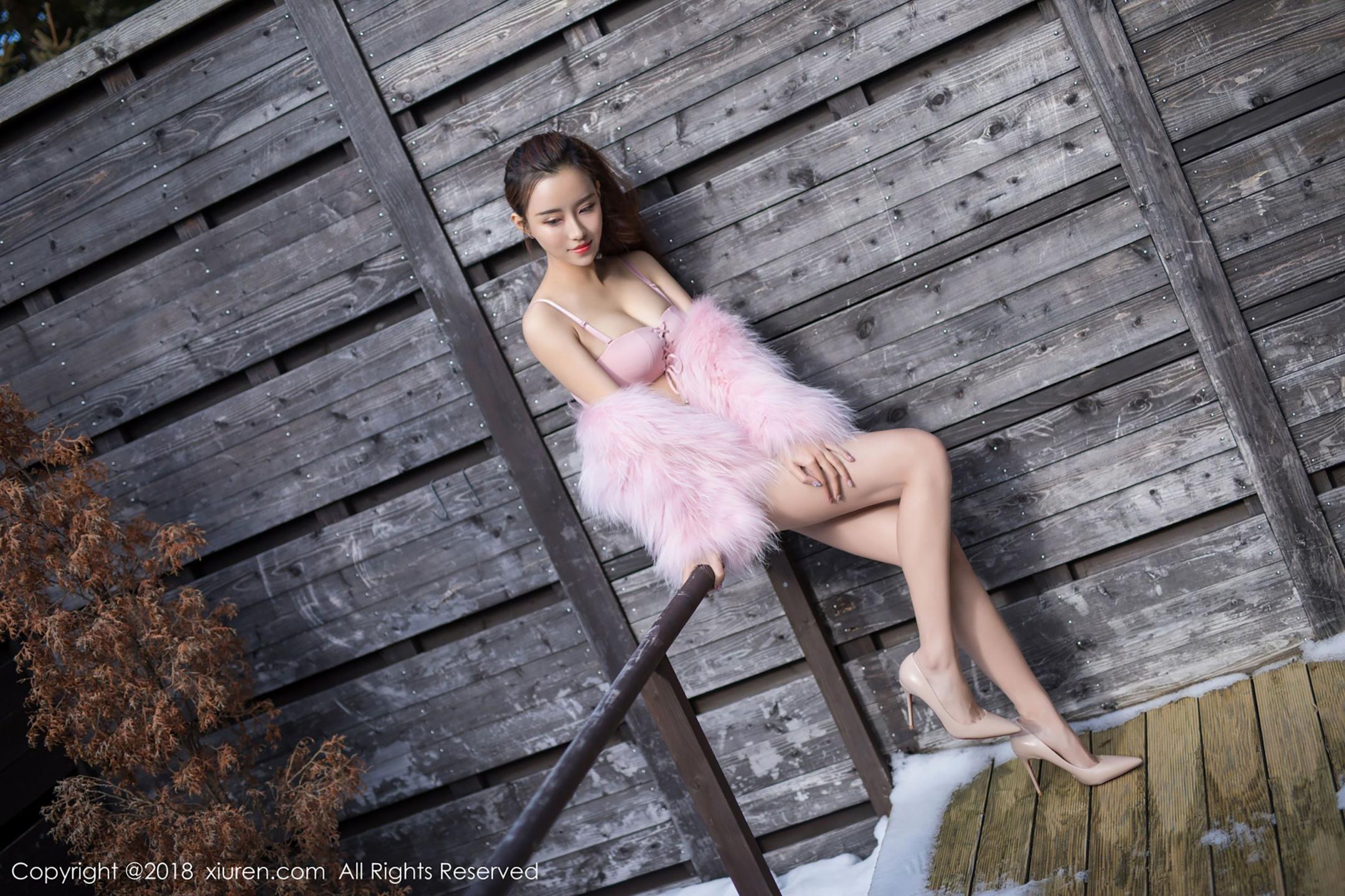 猫宝粉色比基尼诱惑迷人