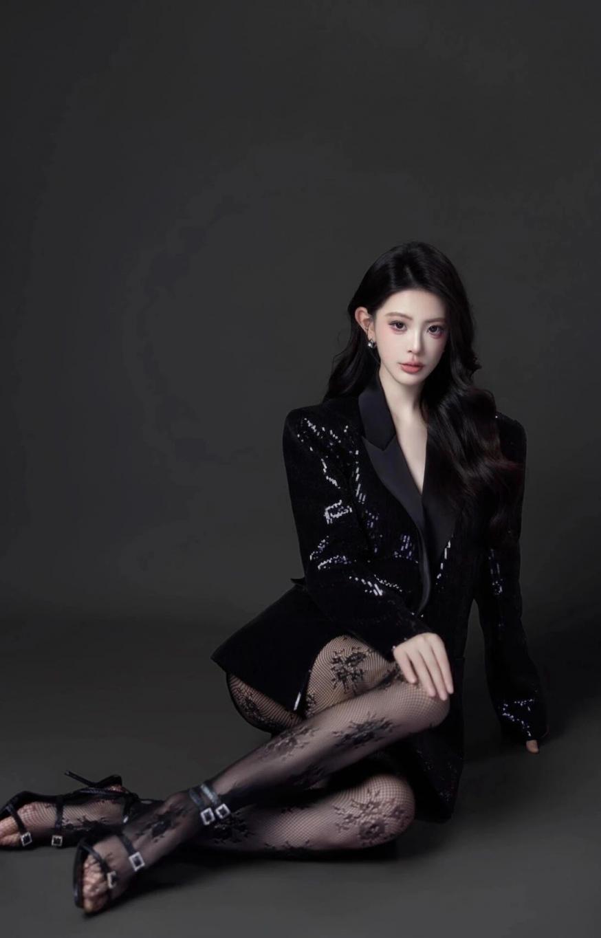 前凸后翘，曲线完美