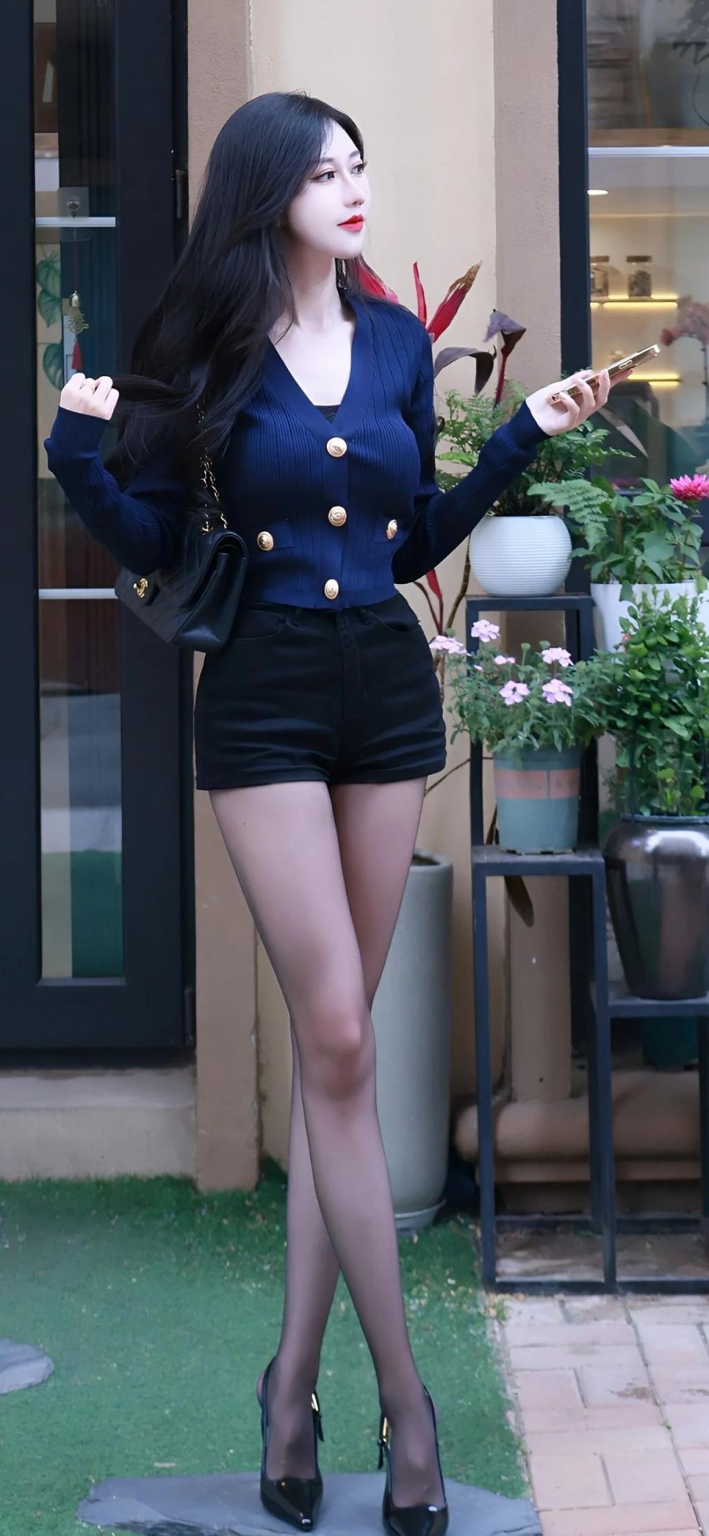 前凸后翘，曲线完美