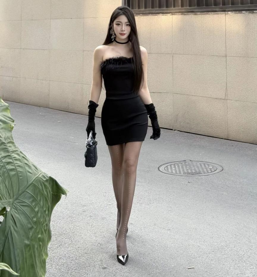 紧身包臀裙，蜂腰大长腿