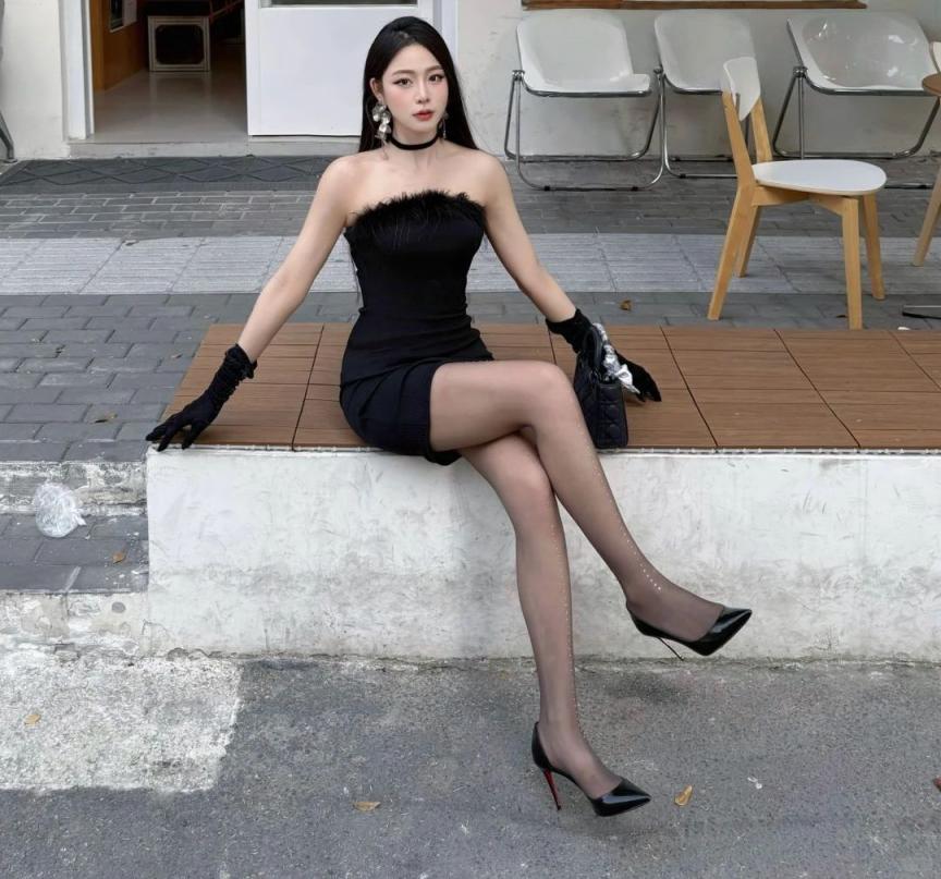 紧身包臀裙，蜂腰大长腿