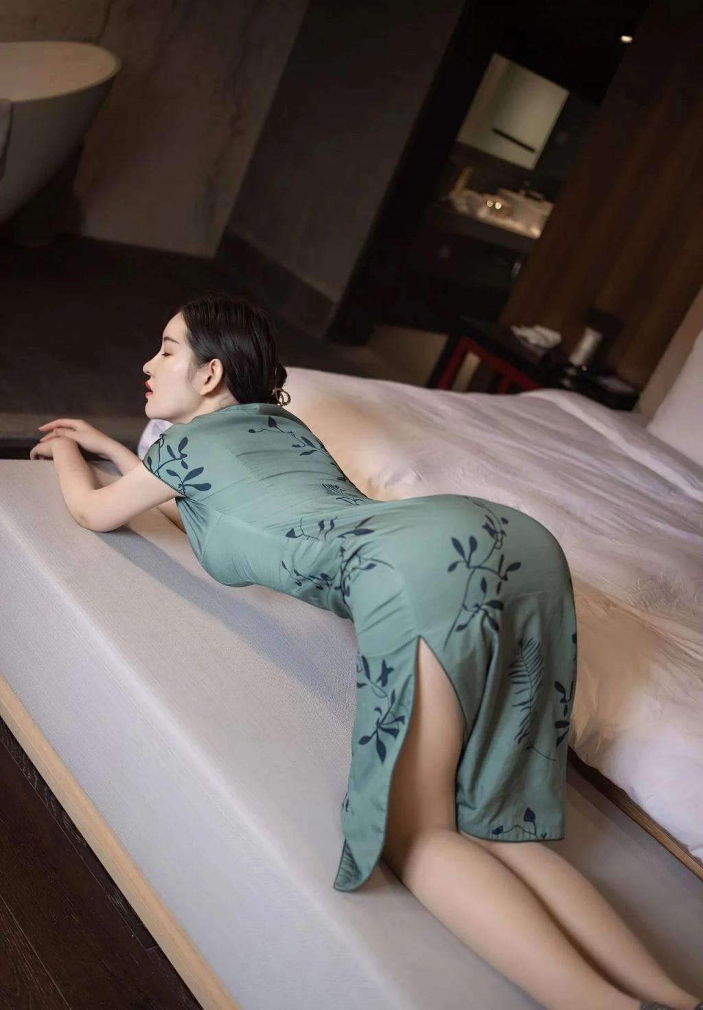 白色吊带裙，纤腰大长腿