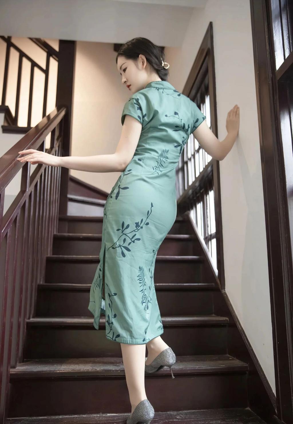 白色吊带裙，纤腰大长腿