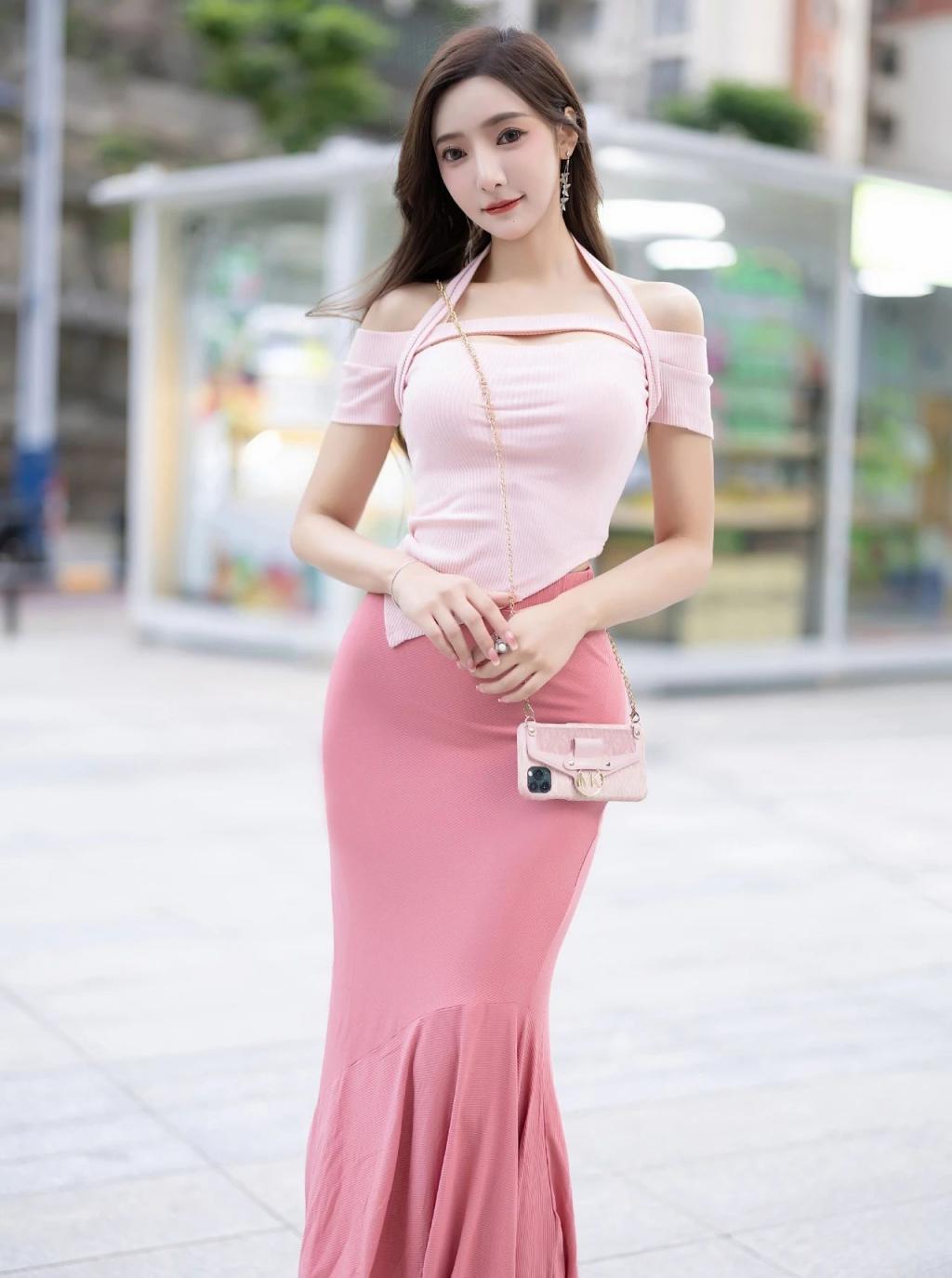 白色吊带裙，纤腰大长腿